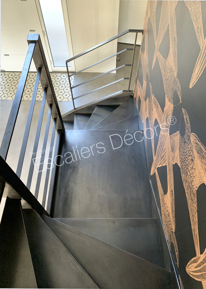 DT150 - Escalier métallique de forme spécifique au design contemporain et industriel de la Collection Loft. Vue 3